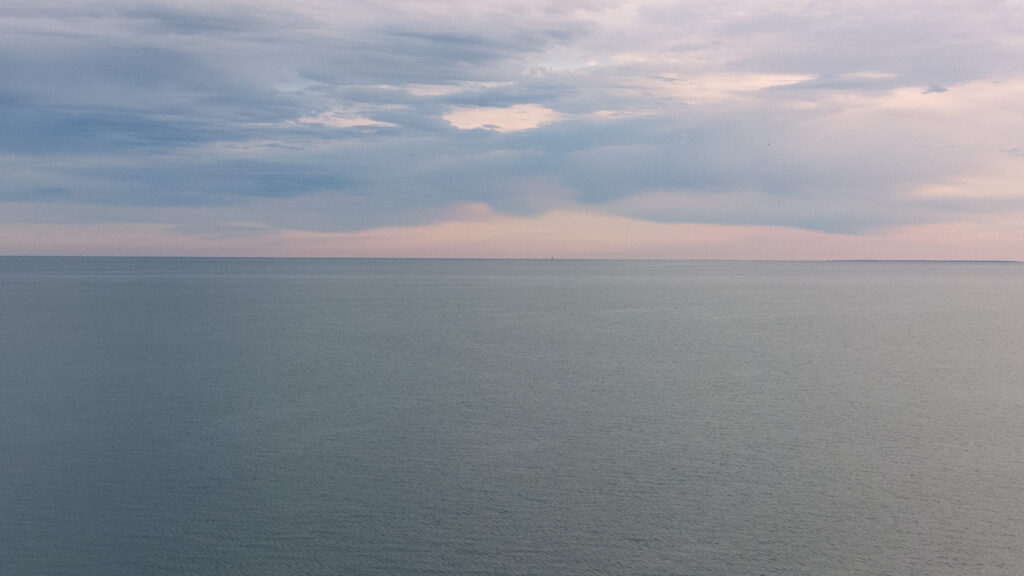 horizon on lake Michigan 